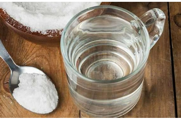 Súc miệng nước muối ấm giúp sát khuẩn và giảm viêm