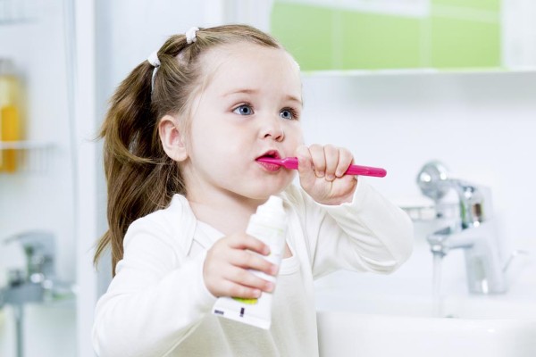 Vệ sinh răng miệng không đúng cách dẫn đến sâu răng ở trẻ