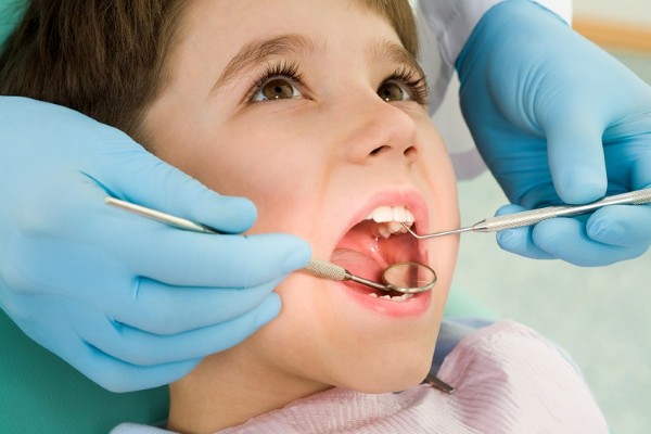 Đến nha sĩ để chẩn đoán và điều trị sâu răng cho trẻ