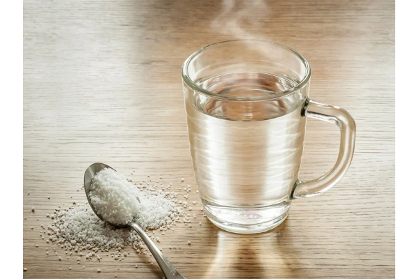 Súc miệng nước muối ấm