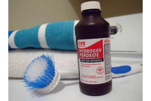 Dùng dung dịch oxy già pha loãng súc miệng