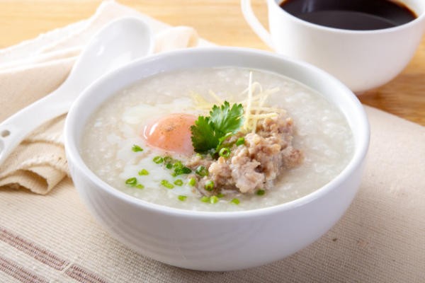 Điều chỉnh chế độ ăn uống hợp lý để tránh kích ứng vùng thương tổn sau nhổ răng