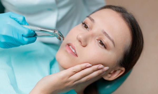Thăm khám tại Nha Khoa Sài Gòn khi gặp các dấu hiệu đau nhức kéo dài 