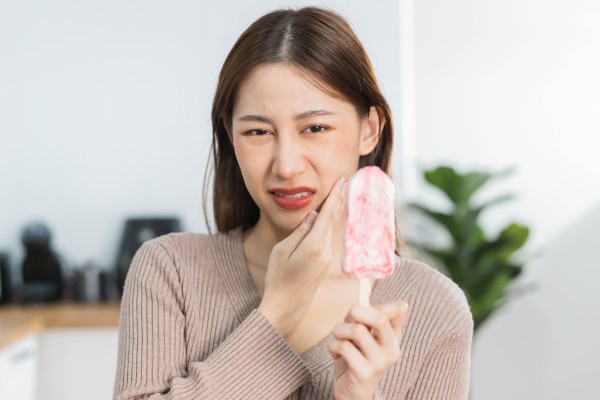 Biểu hiện đầu tiên khi sâu răng mới khởi phát là răng trở nên ê buốt và nhạy cảm khi ăn đồ lạnh