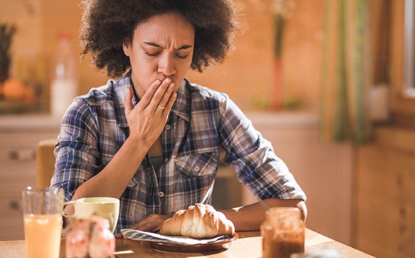 Sâu răng làm có cảm giác đau nhẹ hoặc khó chịu khi nhai