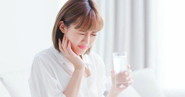 Triệu chứng đau nhức thường xuất hiện khi ăn đồ nóng, lạnh hoặc ngọt