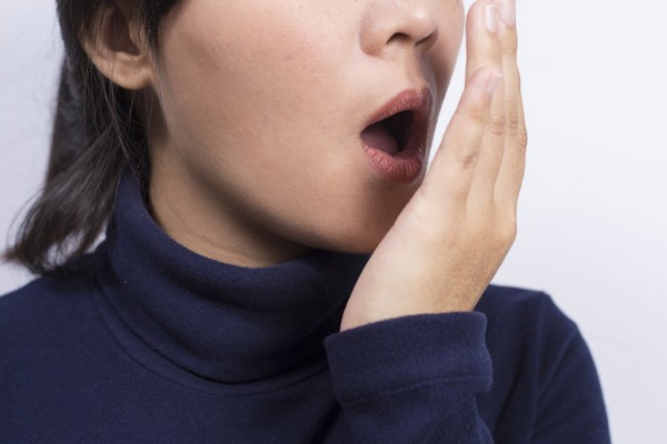 Dấu hiệu dễ nhận biết sâu răng đen là hơi thở có mùi hôi kéo dài
