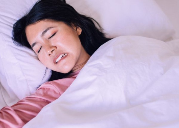 Nghiến răng khi ngủ là gì? Nguyên nhân và cách khắc phục 1 Nghiến răng khi ngủ là một dạng rối loạn vận động khi ngủ