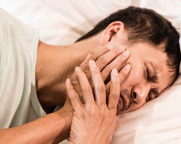 Nghiến răng khi ngủ là gì? Nguyên nhân và cách khắc phục 5 Nghiến răng khi ngủ dẫn đến gây mòn men răng và ê buốt răng