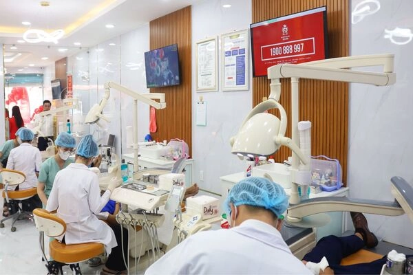 Thăm khám bác sĩ chuyên khoa tại Nha Khoa Sài Gòn Phong Phú