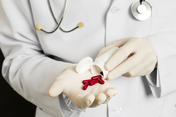 Uống thuốc cầm máu theo chỉ định bác sĩ Uống thuốc cầm máu theo chỉ định bác sĩ