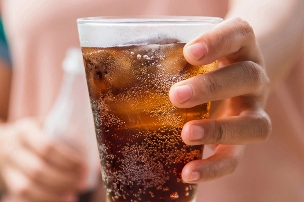 Uống nước ngọt có ga Uống nước ngọt có ga