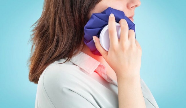 10+ Cách trị ê buốt răng hiệu quả tức thì tại nhà và điều trị dứt điểm 5 Chườm lạnh là một biện pháp giảm đau nhanh chóng để xử lý khi cơn ê buốt răng