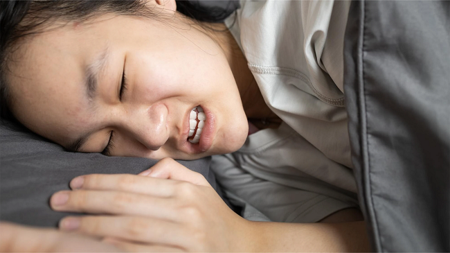 Khớp cắn kêu cạch cạch: Dấu hiệu cảnh báo bệnh lý thái dương hàm 2 Thói quen nghiến răng hoặc cắn chặt kéo dài gây mòn răng