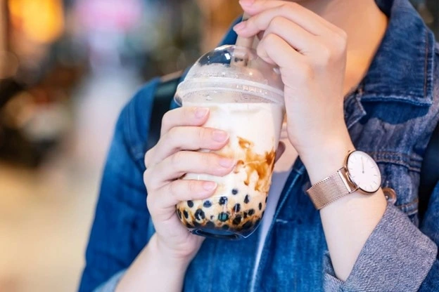 Niềng răng uống trà sữa được không? Lưu ý để không bung mắc cài 1 Niềng răng uống trà sữa được không?