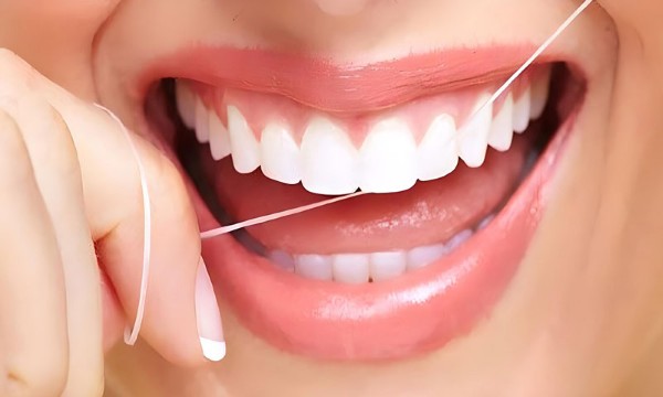 7 Cách chữa răng bị tụt lợi hiệu quả, an toàn chuẩn y khoa 5 Dùng chỉ nha khoa vệ sinh rằng