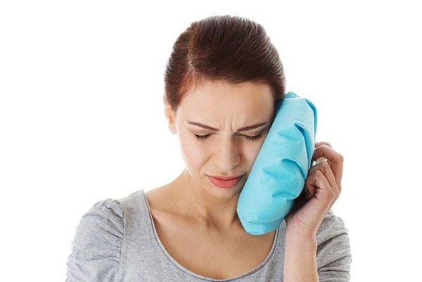 7+ Cách trị nhức răng ban đêm tại nhà hiệu quả tức thì 4 Chườm lạnh bên ngoài má giúp giảm đau và sưng tấy