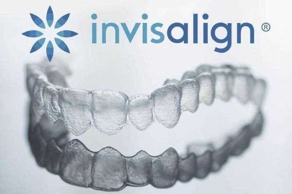 Giá niềng răng Invisalign bao nhiêu? Bảng giá mới nhất 2026 1 Niềng răng Invisalign là phương pháp chỉnh nha với khay trong suốt