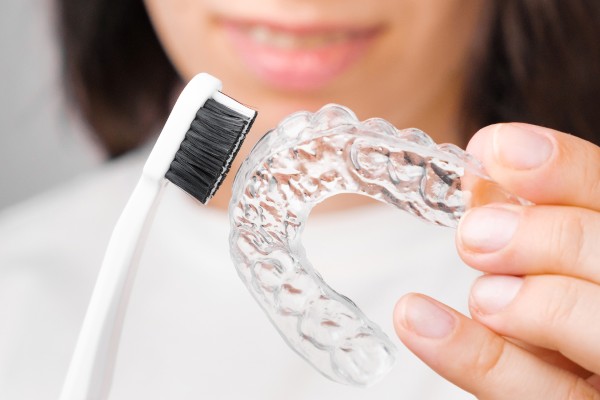 Hàm duy trì trong suốt: Ưu điểm, Bảng giá & Lưu ý khi dùng 8 Cách bảo quản và vệ sinh hàm duy trì đảm bảo sức khỏe răng miệng lâu dài