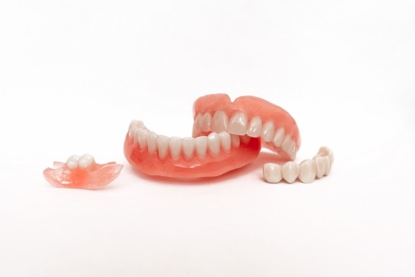 Hàm tháo lắp nhựa dẻo là gì? Ưu nhược điểm và Bảng giá chi tiết 3 Hàm tháo lắp nhựa dẻo toàn phần