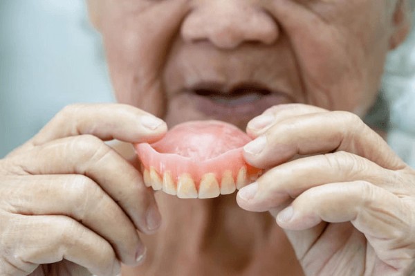 Hàm tháo lắp nhựa dẻo là gì? Ưu nhược điểm và Bảng giá chi tiết 4 Hàm tháo lắp nhựa dẻo - Giải pháp phục hình răng phù hợp với nhiều đối tượng khác nhau