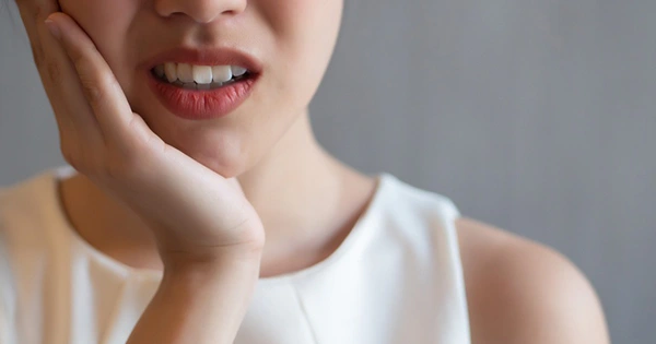 Nhược điểm của dán sứ Veneer: 5 lưu ý quan trọng từ Bác sĩ 5 Răng ê buốt kéo dài sau khi dán sứ Veneer