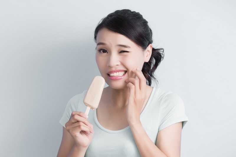 Thiểu sản men răng: Nguyên nhân, dấu hiệu và cách điều trị 3 Người mắc thiểu sản men răng thường có dấu hiệu cảm thấy răng ê buốt