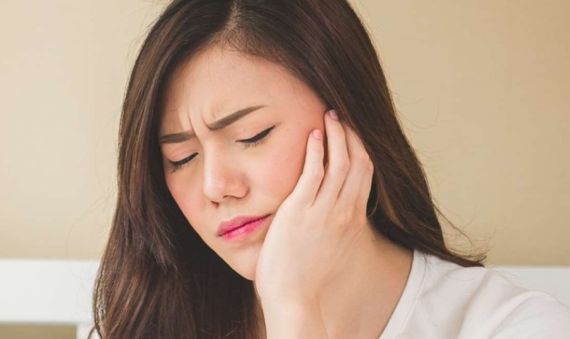 Răng mọc ngầm: Dấu hiệu, nguy hiểm và cách điều trị hiệu quả 2 Răng mọc ngầm thường gây ra cảm giác đau nhức