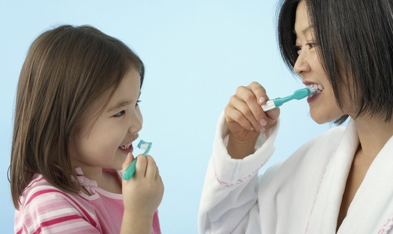 Chăm sóc răng miệng đúng cách để giúp trẻ hạn chế bọc sứ Chăm sóc răng miệng đúng cách để giúp trẻ hạn chế bọc sứ